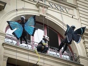 © Flurin Bertschinger/Ex-Press/Greenpeace  / Die Tiere turnten über die Fassade